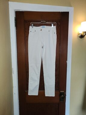 White Straight-Leg Women's Jeans - Classic Cotton Stretch